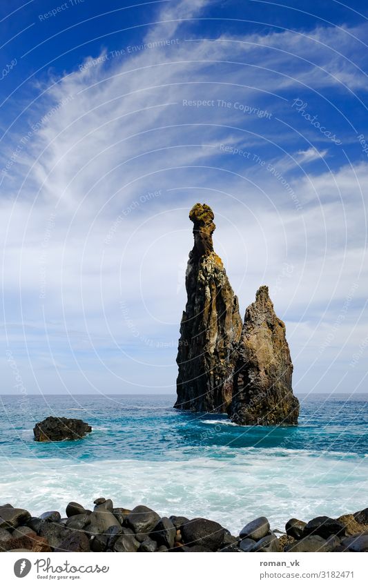 Der Fels in der Brandung Umwelt Natur Landschaft Pflanze Urelemente Erde Wasser Himmel Wolken Wetter Schönes Wetter Felsen Seeufer Meer Insel bedrohlich