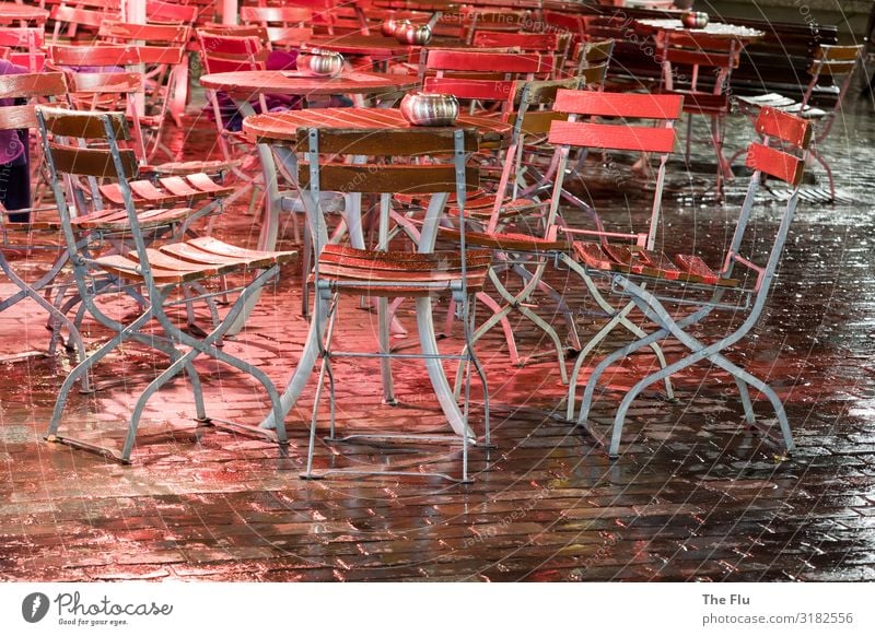 Das lange Warten auf Gäste Bier Wein Regen Stadtzentrum Altstadt Menschenleer Kopfsteinpflaster warten braun rot schwarz silber Tisch Stuhl Biergarten nass