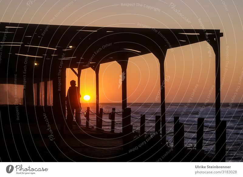 Paar in Umarmung bei Sonnenuntergang am Meer Mann Frau Abendstimmung Küste Terrasse Verliebtheit Liebe Zusammensein Sympathie Glück Gefühle Umarmen Wärme
