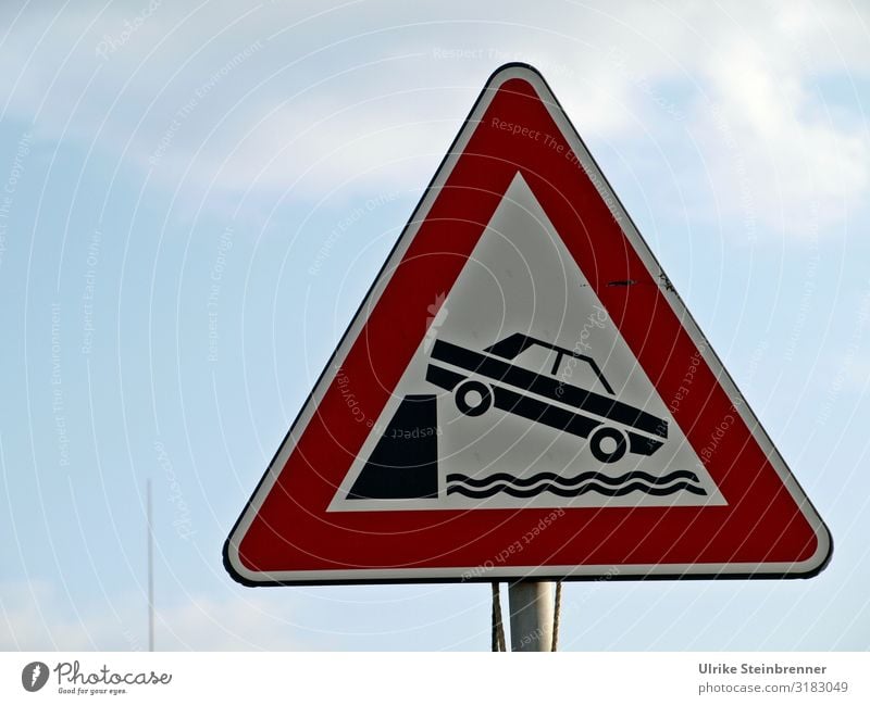 Verkehrsschild warnt vor Hafenbecken Warnung Warnhinweis Verkehrszeichen Straßenverkehr Schild Achtung Auto KFZ Hafenkante Wasser Absturz Gefahr Piktogramm