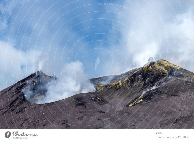 Krater Natur Landschaft Urelemente Himmel Wolken Sommer Schönes Wetter Felsen Gipfel Vulkan Ätna Kraterrand Schwefel Rauchen bedrohlich blau grau weiß Farbfoto
