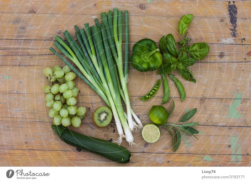 Green Fruits Lebensmittel Gemüse Frucht Zucchini Weintrauben Frühlingszwiebel Paprika Kiwi Limone Ernährung Diät Fasten Vitamin vitaminreich healthy Gesundheit