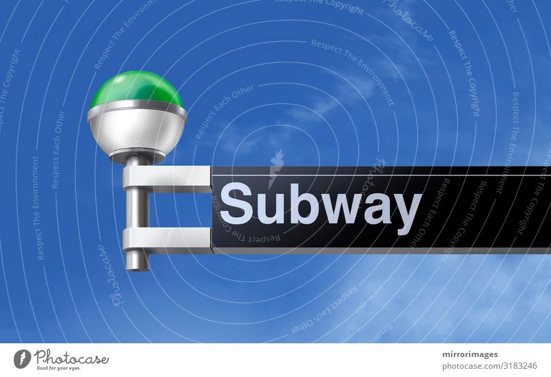 den Blick auf ein modernes grün-weiss globales U-Bahn-Schild mit blauem Himmel in New York City Verkehr Eisenbahn unterirdisch Kugel Linie Globus neu retro