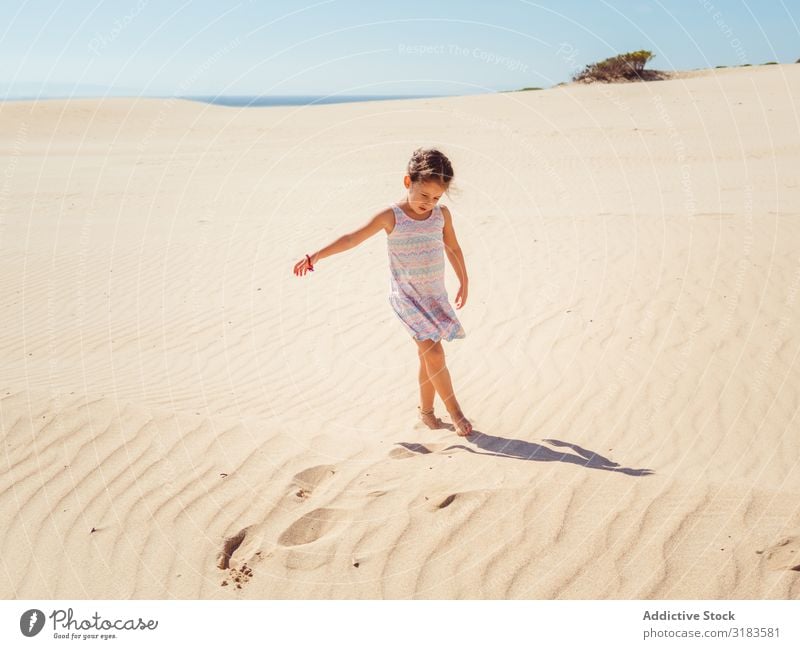 Süßes kleines Mädchen spielt mit Sand am Strand. Kind Spielen Sommer niedlich Ferien & Urlaub & Reisen Meer Jugendliche Außenaufnahme schön Glück Kindheit