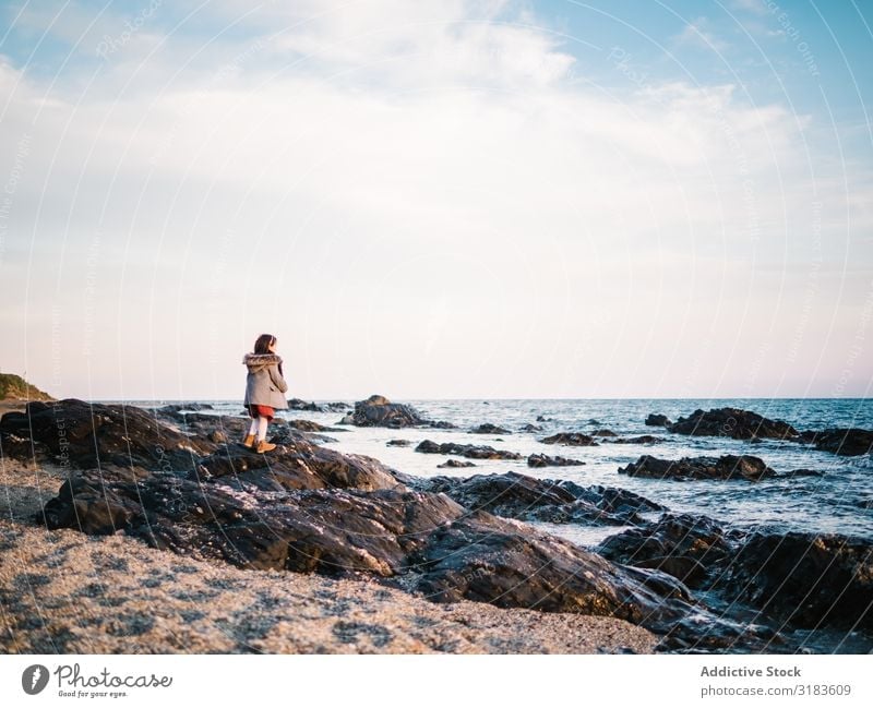 Rückansicht des kleinen Mädchens mit Blick auf das Meer Strand Aussicht Freiheit Rücken reizvoll Sommer stehen Kind Sand Wasser Ferien & Urlaub & Reisen weiß