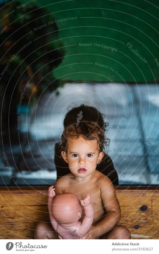 kleines Mädchen spielt mit Babypuppe Puppe Spielen Kind niedlich schön reizvoll Mensch Kindheit Fürsorge Puppen Kleinkind hübsch Hintergrundbild weiß