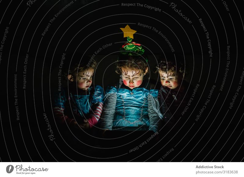 drei kleine Prinzessinnenmädchen mit Computer Mädchen Kind Party Fee Zauberei u. Magie Kostüm Kindheit digital Theater vereinzelt Porträt Kaukasier Notebook