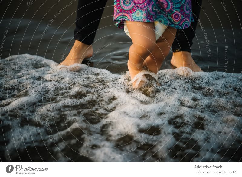 Mutter mit laufendem Kind Frau Sohn Strand Seeküste Sand beobachten Ferien & Urlaub & Reisen Meer Sommer Wasser stehen Zusammensein Meeresufer Küste Natur