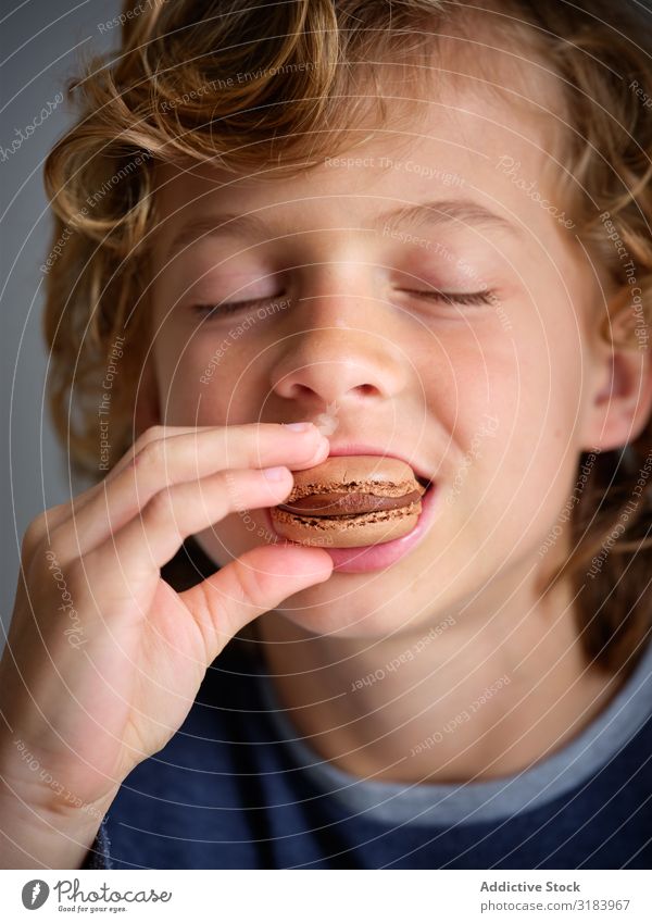geschlossene Augen Junge Junge genießt leckere Makronen süß Füllung Kulisse Küche Schreibtisch Zucker Kuchen frisch horizontal rund backen hell Mahlzeit