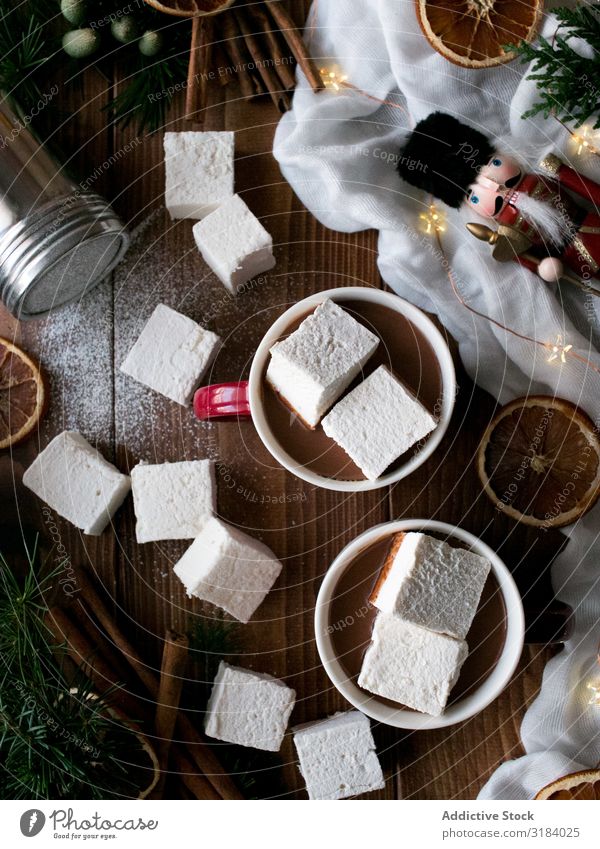 Gewürze und Dekorationen in der Nähe von heißer Schokolade mit Marshmallows Kakao Weihnachten & Advent Dekoration & Verzierung Zitrusfrüchte Zimt Tradition