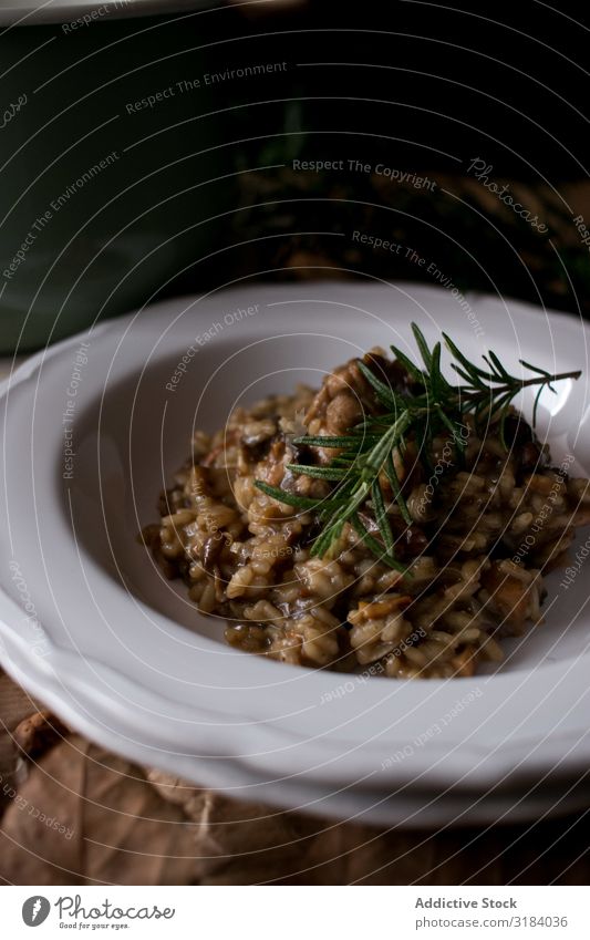 Rosmarin auf Risotto mit Kaninchen und Pilzen Reis Hase & Kaninchen Teller Tisch Küche rustikal Speise Abendessen Lebensmittel Fleisch Italienisch