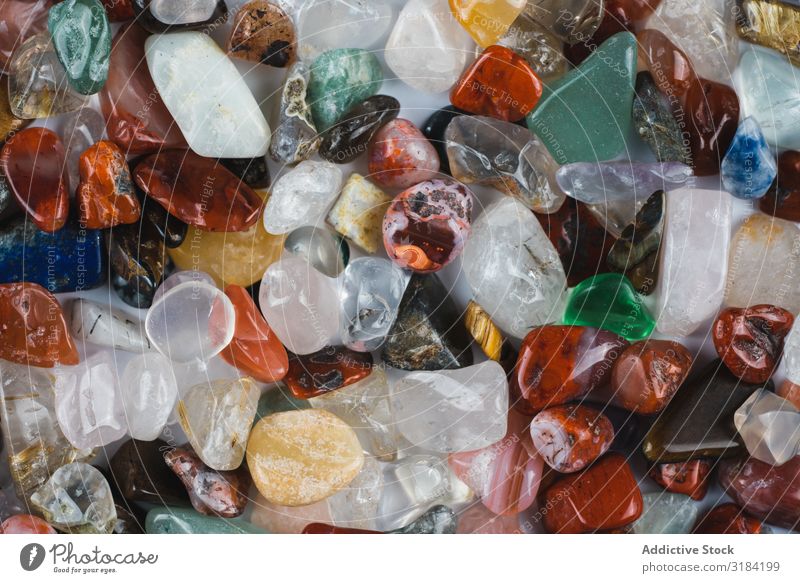 Haufen von Fluoritsteinen mehrfarbig Stein roh Mineral natürlich Edelstein Quarz halbedel Juwel Felsen Kulisse sanft Anhäufung Material Sammlung Kieselsteine