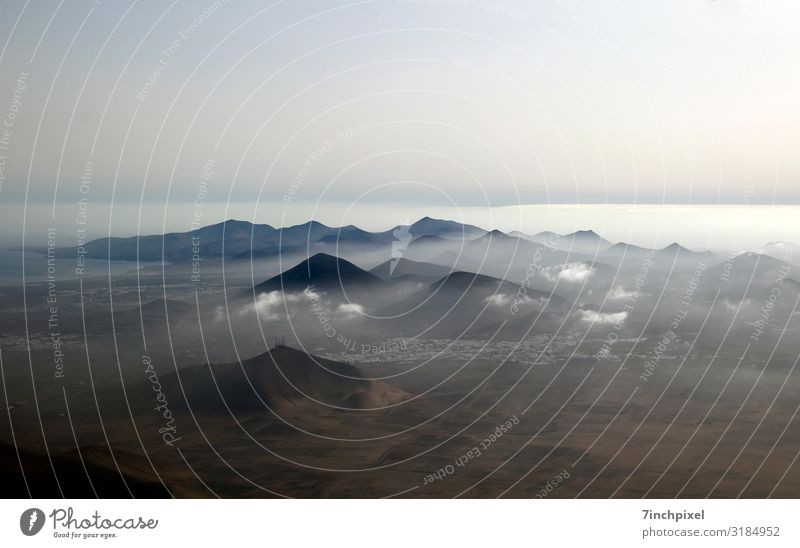 Zweite Heimat Ferne Berge u. Gebirge Natur Landschaft Himmel Wolken Nebel Gipfel Vulkan Flugzeugausblick fliegen blau braun schwarz weiß erleben Farbfoto