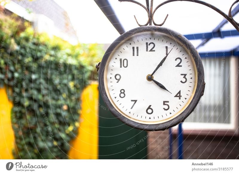 Antike Uhr im Vintage-Stil, außen an der Wand hängend elegant Design Gesicht Ferien & Urlaub & Reisen Haus Dekoration & Verzierung Hand Kunst Blüte Stadt