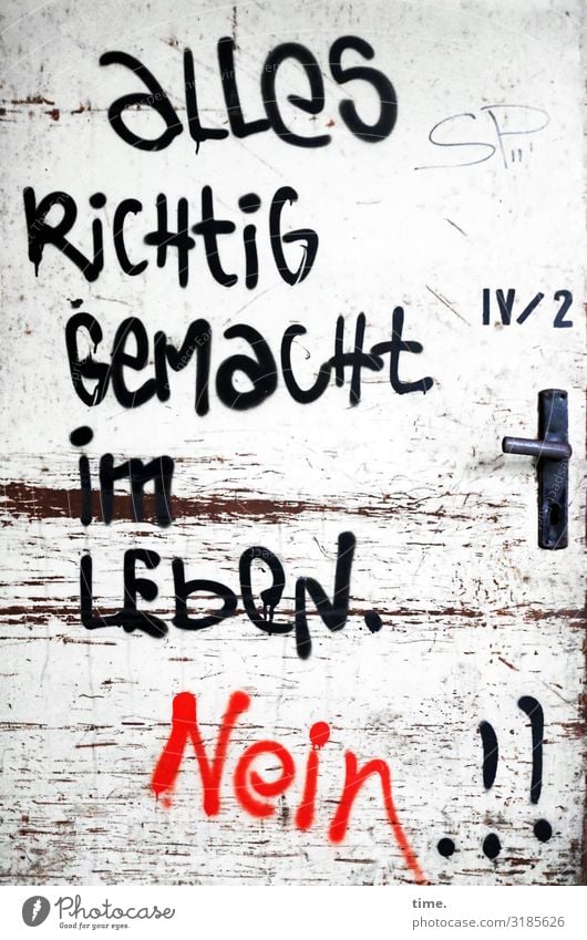 Geschriebenes | Spruch & Widerspruch Ruine lost places Tür Griff Text Redewendung Holz Schriftzeichen Graffiti rebellisch Stadt Wut Leben Überraschung Ärger