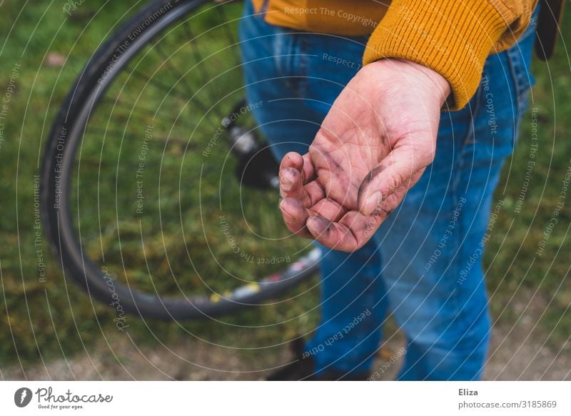 Ein Mann hat dreckige Hände nachdem er sein Fahrrad repariert hat Fahrradfahren Reparatur Fahrradreifen Hand Öl fahrradreparatur Reifenpanne Dreckspatz Farbfoto