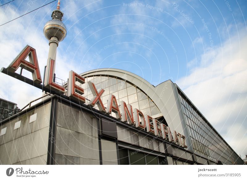 Alexanderplatz, ganz großer Bahnhof Himmel Wolken Hauptstadt Stadtzentrum Architektur Sehenswürdigkeit Wahrzeichen Berliner Fernsehturm Wort Großbuchstabe