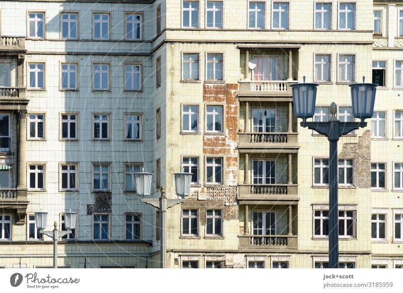 Fassade Karl-Marx-Allee Klassizismus Friedrichshain Balkon Sehenswürdigkeit Straßenbeleuchtung authentisch historisch Verfall Vergangenheit Vergänglichkeit