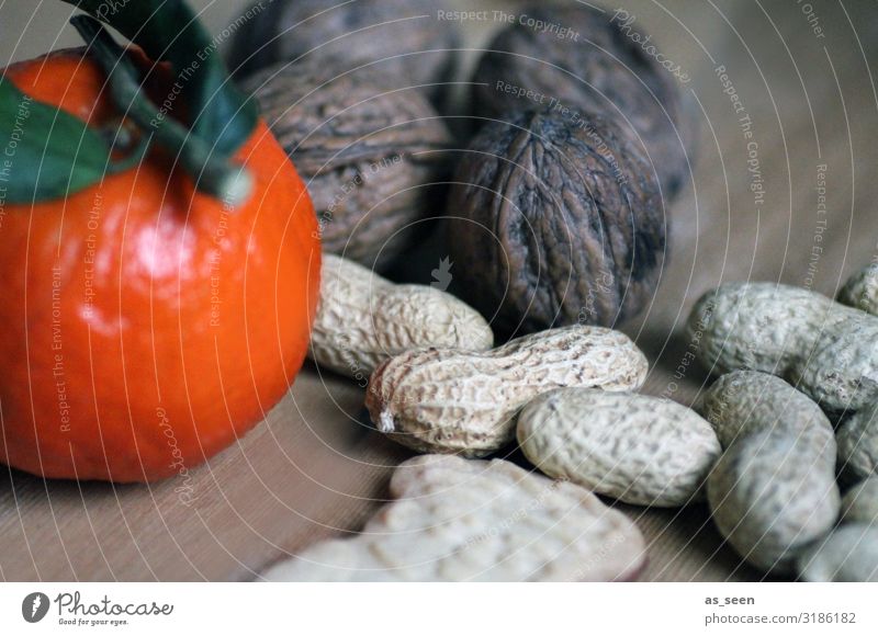 Nuss und Mandelkern Lebensmittel Orange Erdnuss Walnuss Mandarine Blatt Ernährung Vegetarische Ernährung Slowfood Teller Lifestyle Wellness ruhig Wohnung