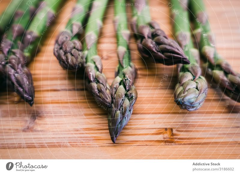 Ein Bund grüner Spargel auf Holzoberfläche Haufen Gemüse Oberfläche Zutaten frisch Diät Lebensmittel organisch Gesundheit Vegetarische Ernährung Landwirtschaft