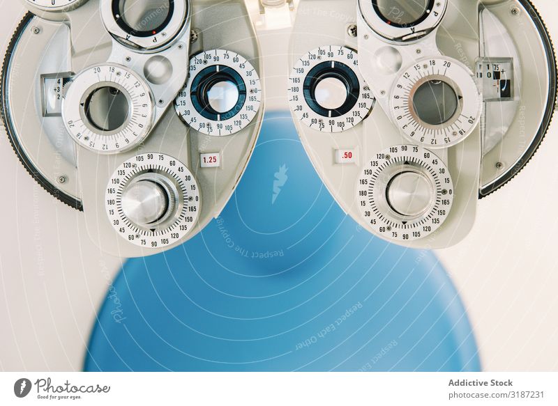 Sehtestgerät in der Arztpraxis Sehvermögen Prüfung & Examen Maschine Stuhl Optiker Klinik Büro modern Gerät Ophthalmologie Optometrie Gesundheit Instrument