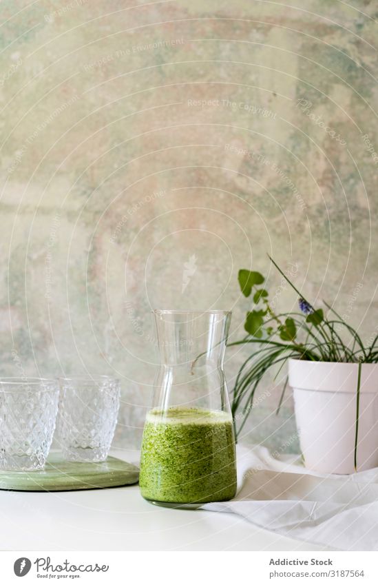 Bio Green Smoothie Entgiftungsdrink in einer Glasflasche grün Milchshake Entzug Saft trinken Spinat Gesundheit Flasche Lebensmittel Frucht Gemüse Avocado