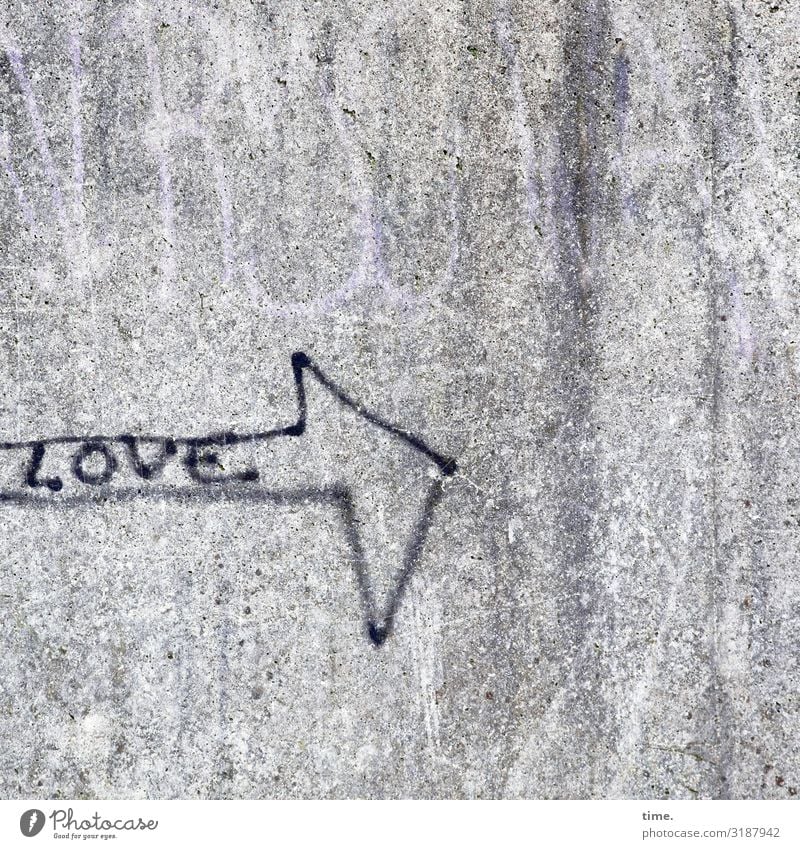 Anzeiger Kunst Kunstwerk Gemälde Zeichnung Mauer Wand Stein Beton Zeichen Schriftzeichen Schilder & Markierungen Graffiti Pfeil dunkel trocken Stadt grau Liebe