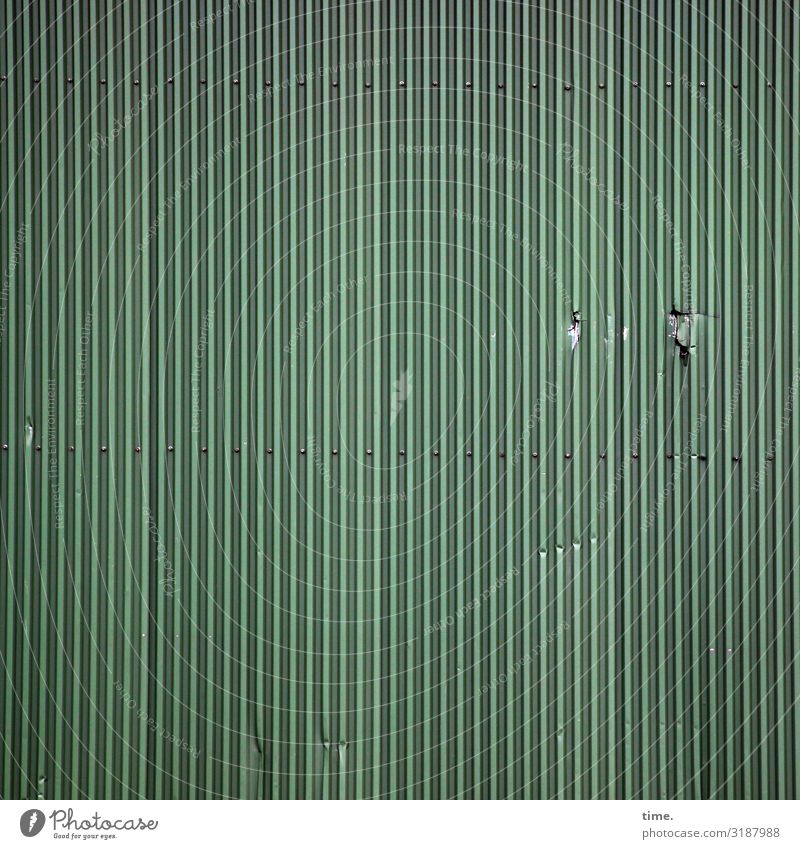 Ordnungswidrigkeit Mauer Wand Fassade Verpackung Container Loch Riss Metall Linie Streifen kalt kaputt trashig grün Müdigkeit Schmerz Enttäuschung Erschöpfung