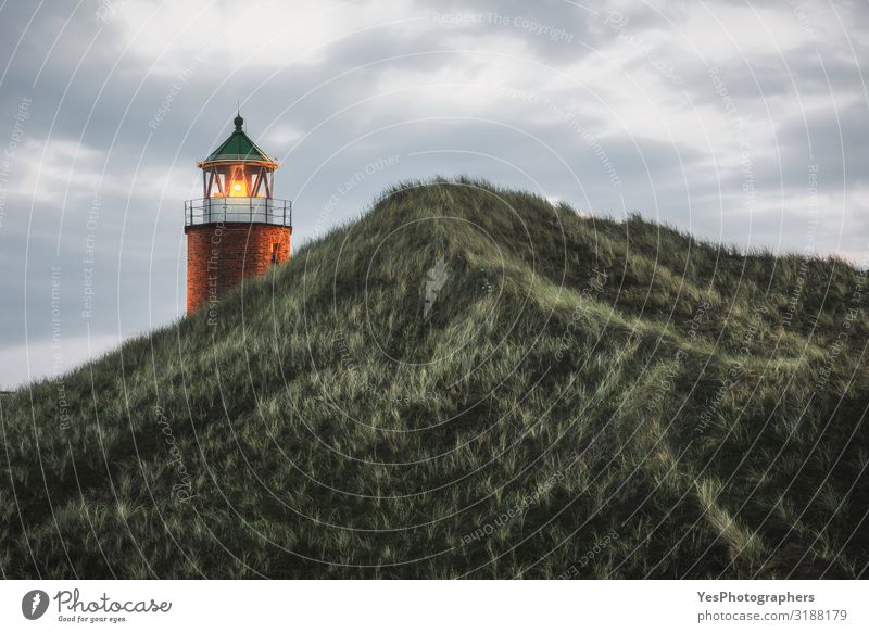 Beleuchteter Leuchtturm auf einem Hügel mit hohem Gras und Moos auf der Insel Sylt Ferien & Urlaub & Reisen Sommer Sommerurlaub Umwelt Natur Landschaft Himmel