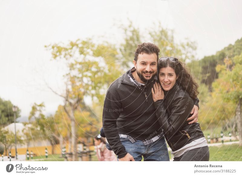 30-40 Jahre altes Ehepaar im Park, das für ein Foto posiert Lifestyle Glück Valentinstag Mensch Frau Erwachsene Mann Paar brünett Vollbart Lächeln lachen Liebe