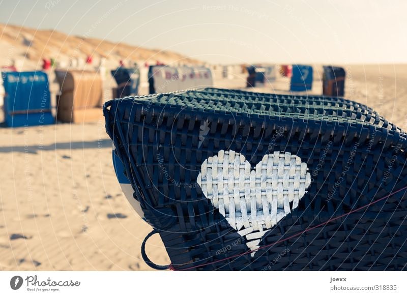 Das Recht wegzuschauen Ferien & Urlaub & Reisen Sommerurlaub Himmel Horizont Schönes Wetter Küste Strand Menschenleer Sand Kunststoff Zeichen Herz blau braun