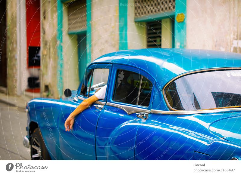 altes blaues Auto - zentrale Straßen von Havanna, Kuba Lifestyle Leben Ferien & Urlaub & Reisen Tourismus Ausflug Insel Regen Verkehr Taxi Oldtimer fahren