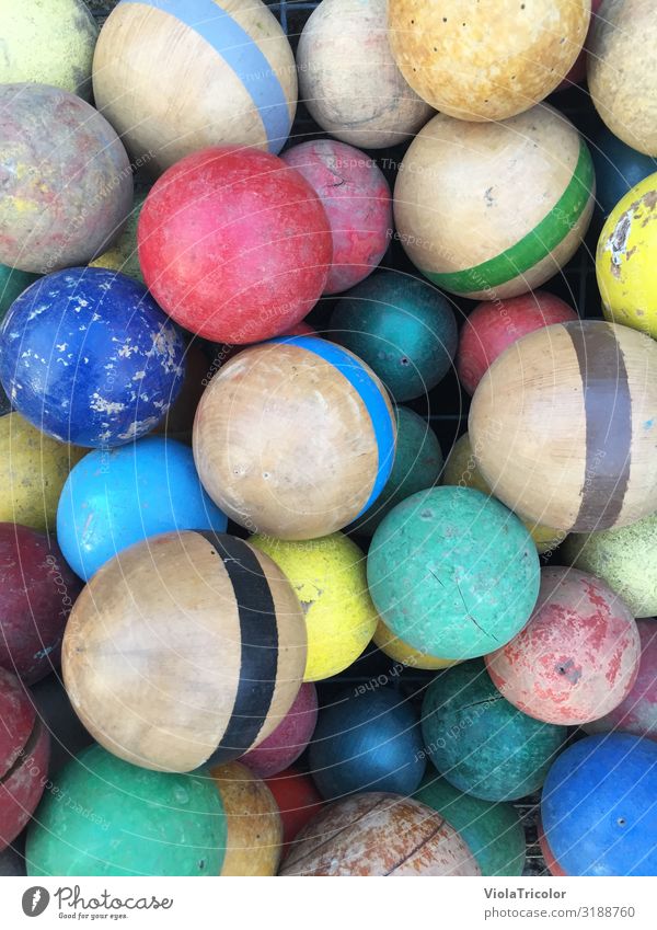 Ansammlung von bunten, farbigen Kugeln aus Holz, mit Patina, Detailaufnahme, Blick von oben Freizeit & Hobby Ball Spielen Kinderspiel Sport Ballsport