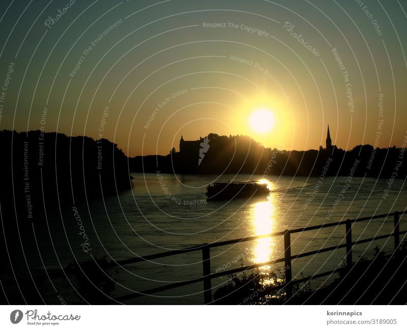 Donau bei Ottensheim Flussufer Schifffahrt Binnenschifffahrt Passagierschiff Fähre Ferien & Urlaub & Reisen Vorfreude Farbfoto Außenaufnahme Abend