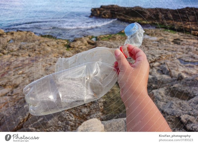 Alte Kunststoffflasche in der Hand Getränk Flasche Lifestyle Sommer Strand Mensch Leben 1 Umwelt Natur Landschaft Klimawandel Verpackung Tube