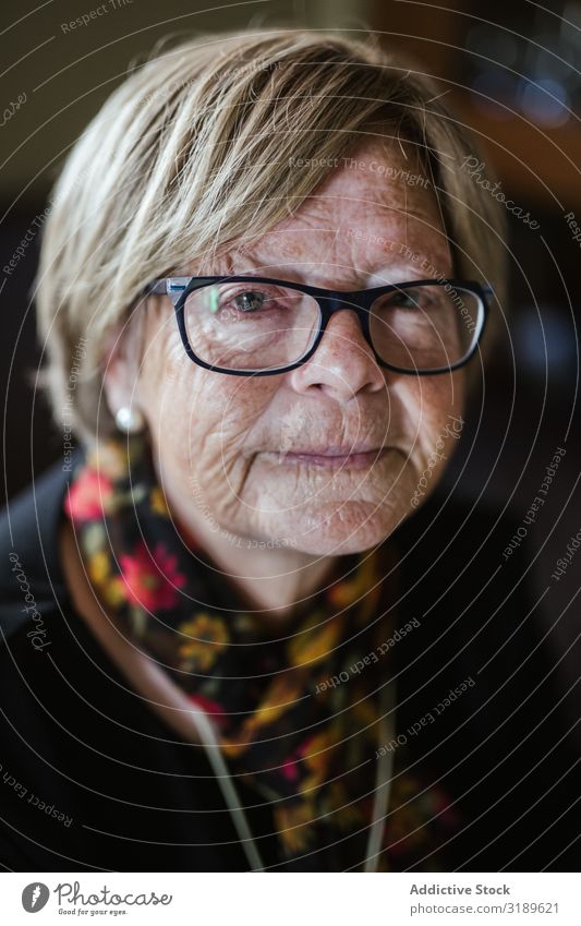 Ältere Frau mit Brille, die auf die Kamera schaut. alt knittern Porträt Art Brillenträger Gesicht Ausdruck heimwärts gemütlich reif Senior Rentnerin