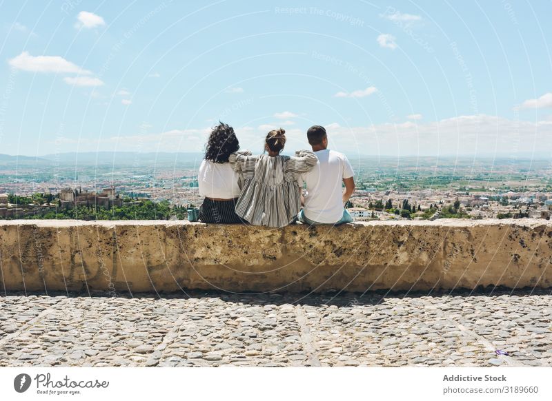 Gruppe von Freunden, die in Spanien Tourismus betreiben. Alhambra Granada Abenteuer Großstadt Paar Europa Freundschaft Freude Menschengruppe Fröhlichkeit Glück