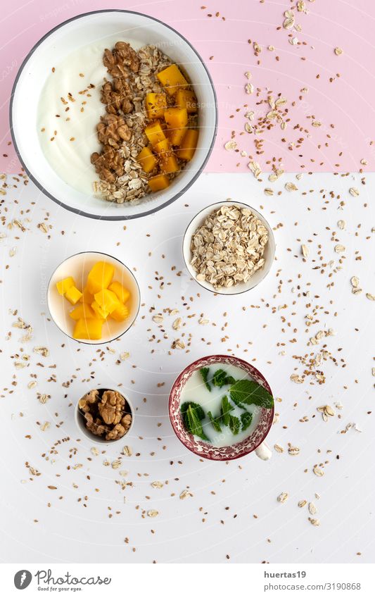 Schale mit hausgemachtem Müsli mit Joghurt und Cerealien Lebensmittel Frucht Ernährung Frühstück Vegetarische Ernährung Diät Schalen & Schüsseln Löffel