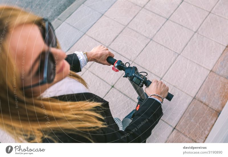 Draufsicht einer Geschäftsfrau mit E-Scooter im Freien elegant Stil Mensch Frau Erwachsene Hand Verkehr Straße Fluggerät Mode Hemd Sonnenbrille beobachten