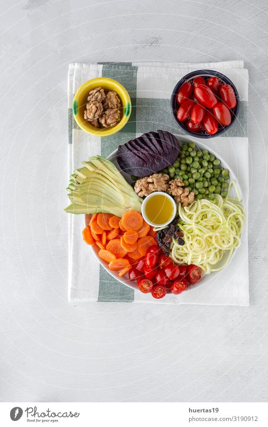 Roher veganer Salat mit verschiedenen Gemüsesorten Lebensmittel Mittagessen Abendessen Vegetarische Ernährung Diät Gesunde Ernährung Küche Holz frisch lecker