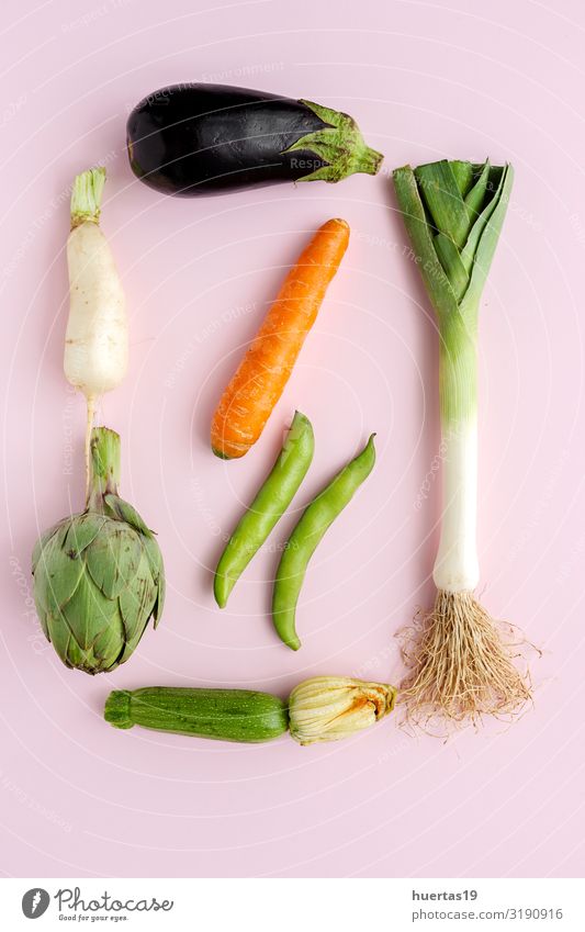 Komposition aus frischem Gemüse mit Knollen auf weißem Hintergrund Lebensmittel Ernährung Vegetarische Ernährung Diät Gesunde Ernährung natürlich grün rosa