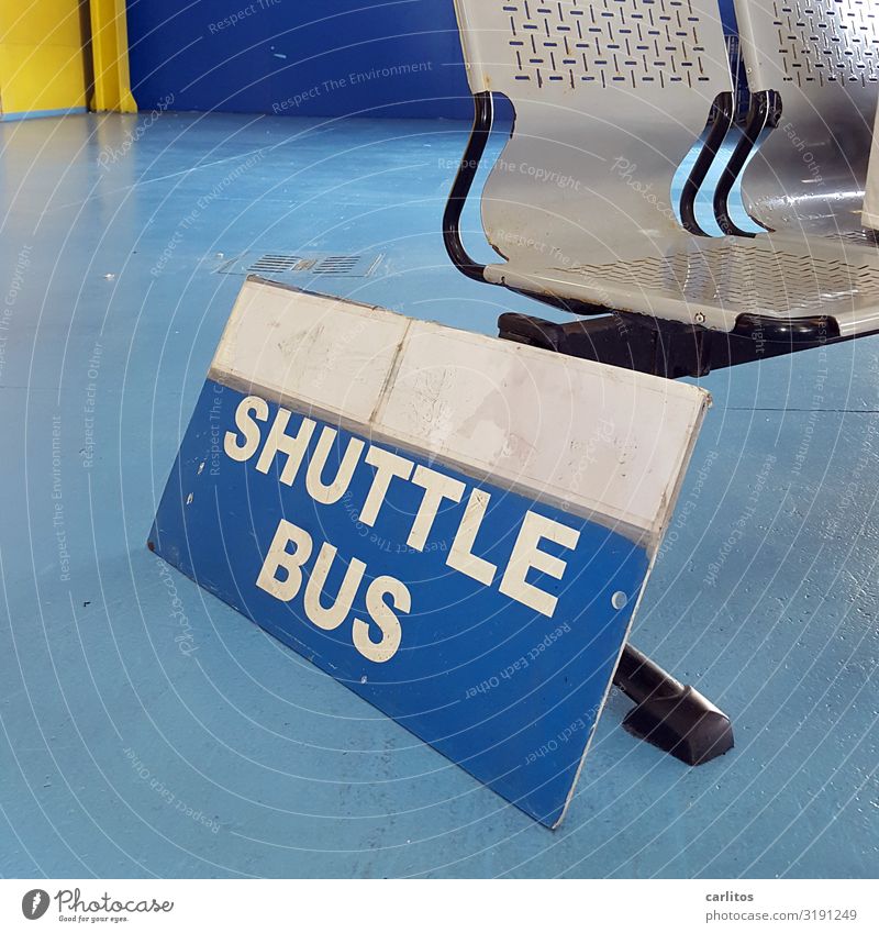 Shuttle Bus Tourismus Invasion Belästigung Störung Sightseeing Sitzgelegenheit warten Wartesaal Wartehäuschen Personenverkehr Senior Ruhestand