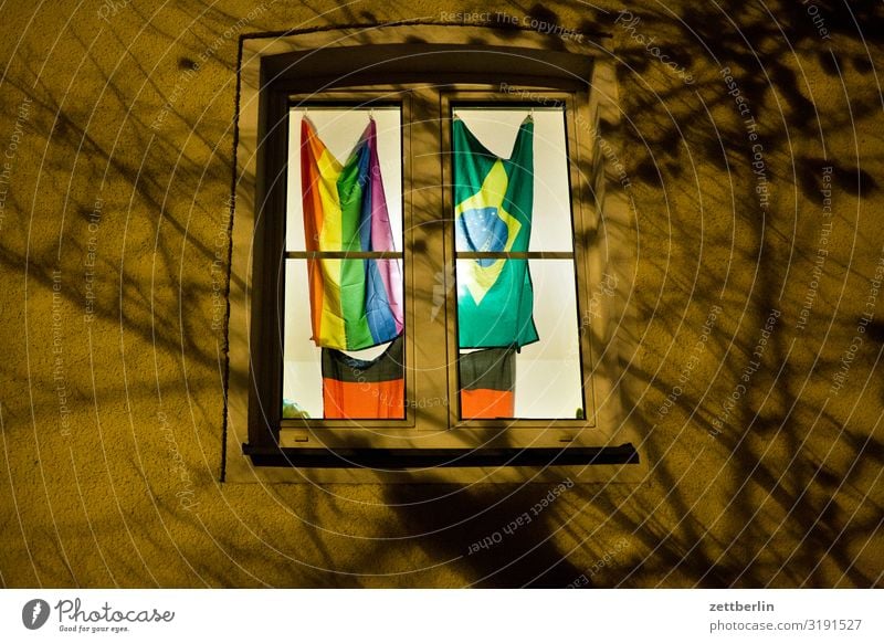 Drei Fahnen im Fenster Abend Berlin dunkel Gebäude geheimnisvoll Haus Nacht Neukölln Stadt Stadtleben Licht erleuchten Homosexualität regenbogenfarben