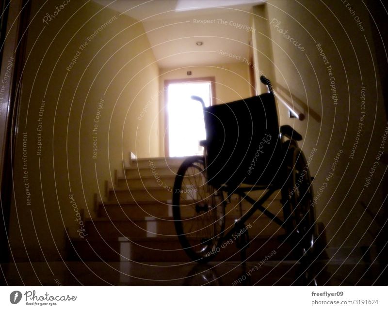 Rollstuhl und die Hoffnung, aufzustehen. Natur Wege & Pfade Fröhlichkeit Religion & Glaube Selbstständigkeit Wunder Treppe Licht Lazarus aufstehen Spaziergang