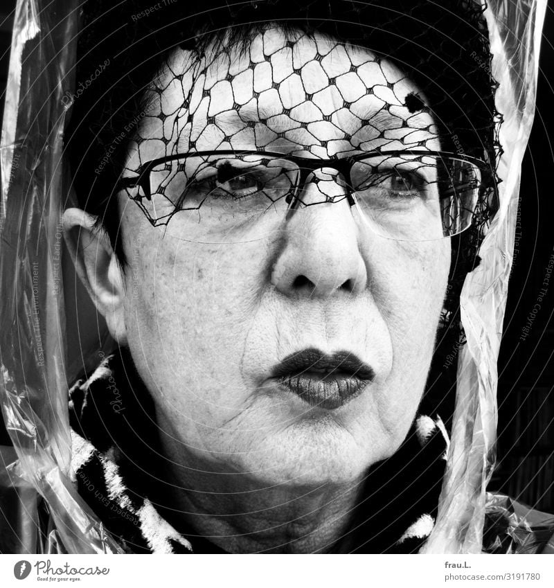 Vorher Mensch feminin Frau Erwachsene Weiblicher Senior Gesicht 1 60 und älter Brille Hut schwarzhaarig beobachten Blick alt einzigartig Misstrauen Neid Hochmut