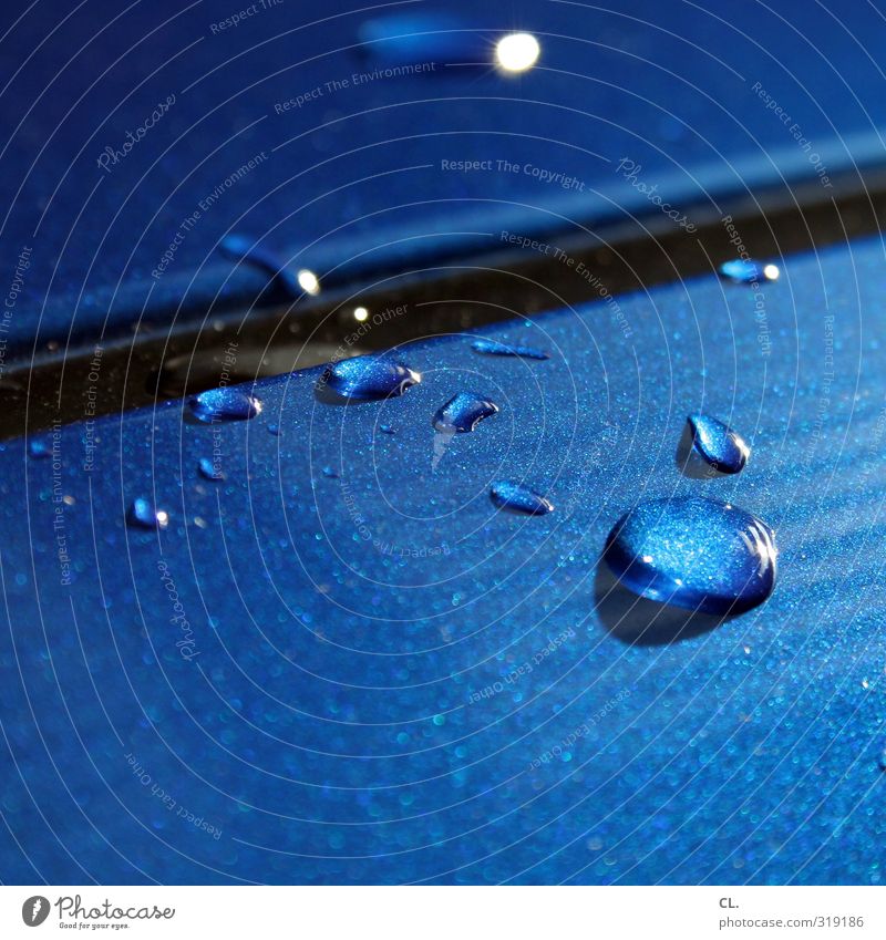 tropfen Fahrzeug PKW Metall Kristalle Wasser glänzend blau ästhetisch Farbe Wassertropfen tropfend Tropfen Autolack Regen Regenwasser Oberflächenstruktur nass