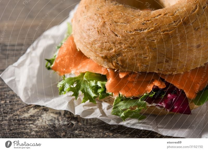 Bagel-Sandwich mit Frischkäse, Räucherlachs und Gemüse Belegtes Brot Lachs Salat Rucola Fisch Vegetarische Ernährung Lebensmittel Gesunde Ernährung