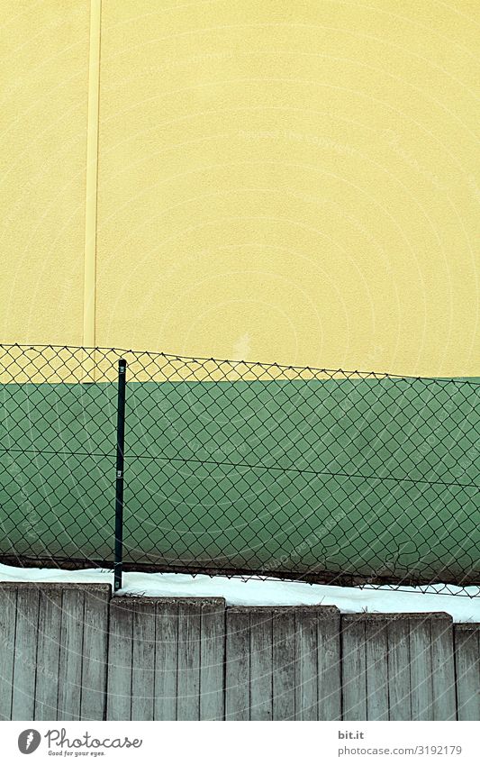 Zaun und Fassade in Grün - Gelb Kunst Umwelt Schnee Architektur Mauer Wand Linie Streifen Netz eckig Sauberkeit trashig trist gelb grün Langeweile
