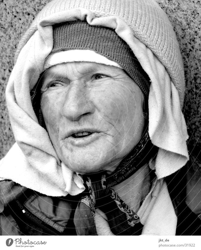 Russian Bag Lady 4 Senior schwarz weiß Porträt Frau Weiblicher Senior ca. 80 Jahre Russland