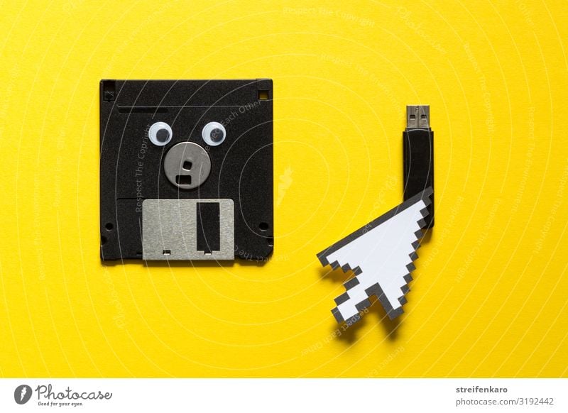 Eine ausgediente Diskette schaut mit wehmütigem Blick auf den USB-Stick, dem der Mauszeiger den Vorzug gibt Büroarbeit Medienbranche Computer Notebook